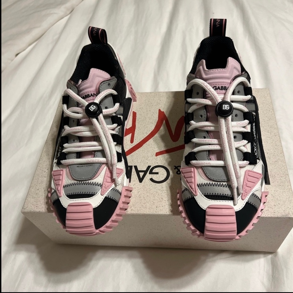 I’m selling my brand new dolce& Gabbana sneak pink black and while 37.5